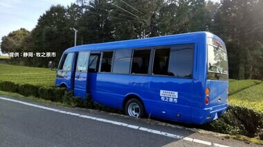 茶畑にバスが突っ込み乗っていた下校途中の小学6年の女子生徒2人がけが　運転手（71）の操作ミスか　静岡・御前崎市