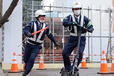 キックスケーター試乗でルール周知　北海道警、取り締まり訓練も