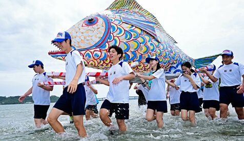 巨大な魚のみこし担ぎ海を渡る　うるま市・平安座島の「サングヮチャー」　豊漁と地域の繁栄願う