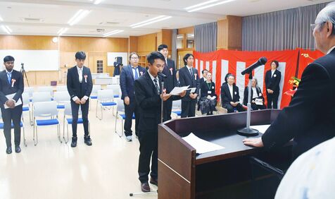 宮古島市で初の大学入学式　宝塚医療大が観光学科を開設　「将来はホテルで働きたい」1期生が夢に向かって決意語る　廃校中学校を改築