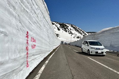 高さ6メートルの「雪の回廊」　八幡平アスピーテラインが開通