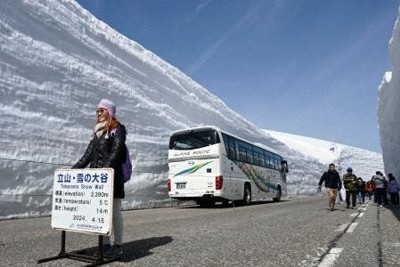 春の銀世界を堪能　「立山黒部アルペンルート」が全線開通