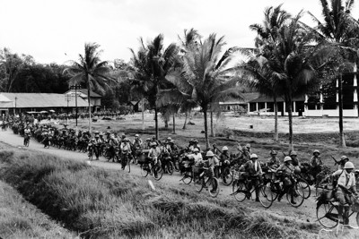 銀輪のマレー半島南下  太平洋戦争でまい進　戦中写真を読む／1