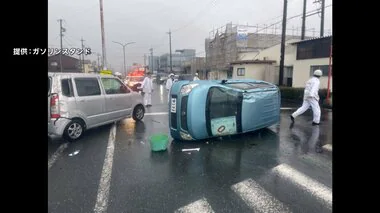 突風にあおられ…軽自動車2台が道路に転がる　信号待ちの60代男性にぶつかり軽いけが　静岡・浜松市