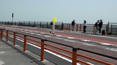 死亡事故まで…琵琶湖の“鳥居”観光地で車道横断の危険行為が頻発　柵を設置も警告無視