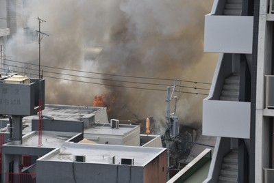 北九州・小倉北区で火災　駅近くで黒煙上がる　消火活動中