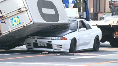 乗用車がトラックの下敷きに…左折しようとして横転　車の運転手が軽傷　横浜市瀬谷区