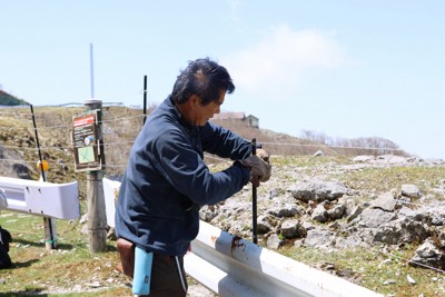 イヌワシのひなをみんなで守ろう、ドライブウエーに柵　伊吹山