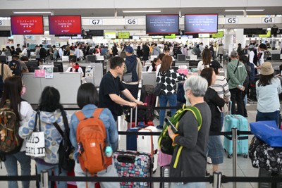 「ポンドもユーロも上昇…」ため息も　GWの出国ラッシュ　福岡空港