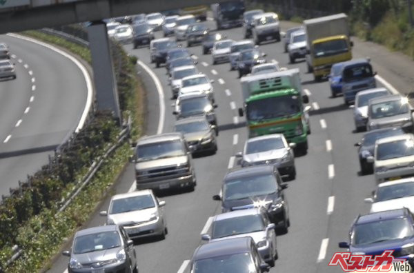 高速道路渋滞中！　むやみに右へ左に車線変更するのは疲れるだけ!?　渋滞した時の正しい走り方とは