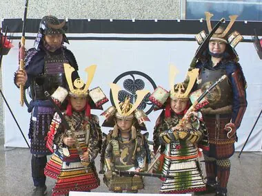 端午の節句にちなみ…安城市歴史博物館で甲冑の試着会 家族連れなど15組が参加 こどもの日まで開催