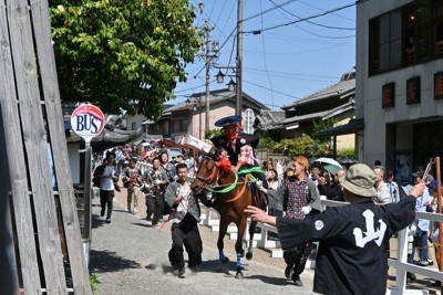 「迫力ない」「時代の流れ」　新生・上げ馬神事、観衆思いさまざま