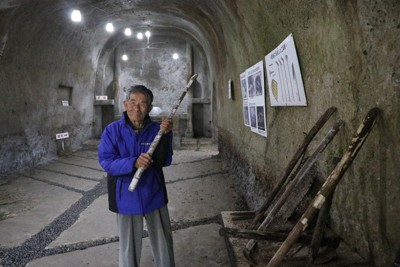 巨大防空壕、終戦の日まで小学生が掘削　経験者が反戦願いガイド