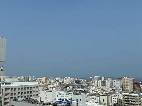 沖縄の空、白いもやに包まれかすむ　中国大陸から流れ込んだ大気汚染か【動画あり】