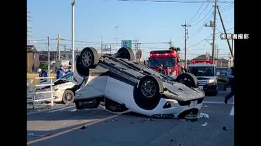 交差点で乗用車2台の交通事故…1台横転もけが人なし　群馬・館林市