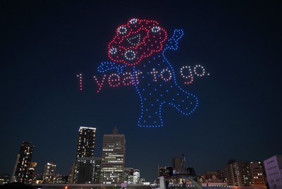 大阪の夜空にミャクミャク出現　ドローン500機が10分間旋回