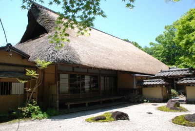 減少するかやぶき職人　魯山人・旧宅の屋根ふき替えでも2年待ち