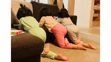 完全に一致！ソファでくつろぐ三つ子姉妹の姿に驚きの声…普段からシンクロしているのか母親に聞いた