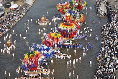 色鮮やか幟山笠、水しぶき上げ　川渡り神幸祭始まる　福岡・田川