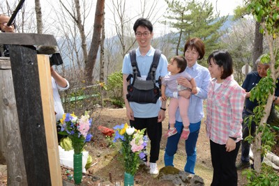 日航機事故39年　孫、息子夫婦と慰霊登山　群馬・御巣鷹の尾根