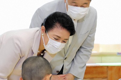 天皇、皇后両陛下が東京・千代田区の幼稚園を訪問