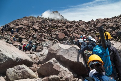 道なき道の先、溶岩ドーム「平成新山」の今　大火砕流から33年