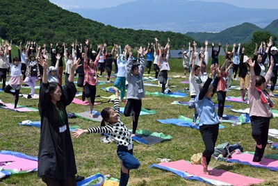 自然と一体になり、心身健康に　「天童高原で100人ヨガ」