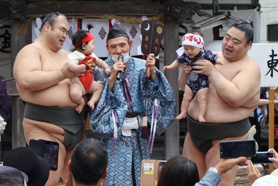 沼津で泣き相撲大会　子泣かず行司泣かせの取組も　観客は笑顔