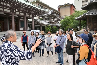 博多祇園「追い山笠」コース探訪に200人　歴史など歩いて学ぶ