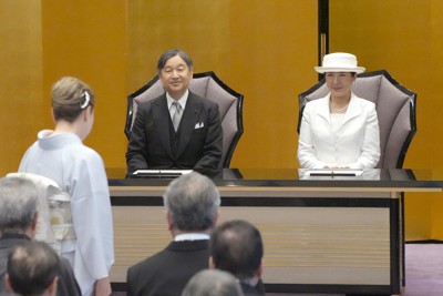 両陛下、日本芸術院賞の授賞式に出席　恩賜賞の隈研吾さんに声かけ