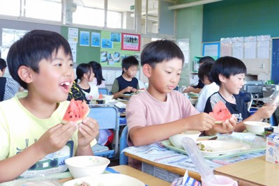 一足早い夏に笑顔　給食に大玉スイカが登場　名産地の千葉・富里