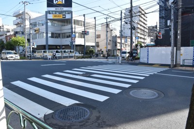 車椅子の女性をはねた疑い　大型トラック運転手逮捕　東京・墨田区