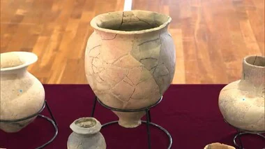 旧石器時代から古墳時代までの出土品が小学校に並ぶ　門川町で埋蔵文化財センター出前講座