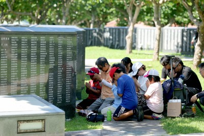 「幸せに暮らしている」　平和の礎、魂魄の塔に遺族訪れ、祈り捧げる