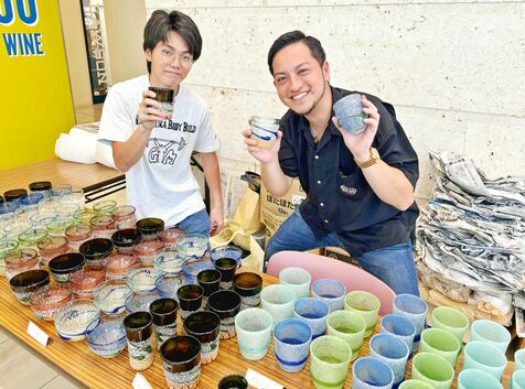 赤土を使ったグラス・そうめんみたいに太いモズクはいかが？　「すばらしき沖縄の職人展」　那覇市のタイムスビルであす30日まで