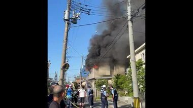 仏壇から出火か…線路沿いの住宅街で住宅火災　46歳男性が軽傷　越後線も一時運転見合わせ【新潟市西区】