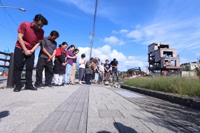 「まだ時間かかる」　がれき残る輪島朝市通りで黙とう　能登地震半年