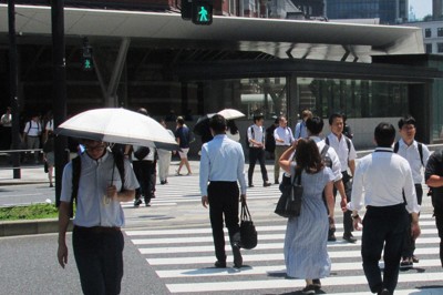 メンズ日傘「周りの目より実用性」　猛暑で“市民権”　売り上げ急増