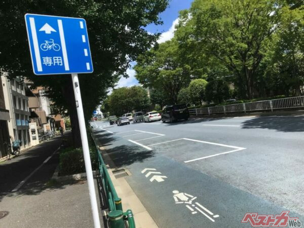 バイクで走ると違反！ 道路の端にある「自転車専用」と書かれたレーンの意味とは？