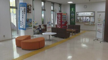 宇和島の公民館で手提げバッグや手押し車など窃盗　所有の高齢女性に骨折　６６歳男逮捕一部否認【愛媛】