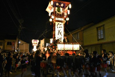 石川・七尾で祇園祭　復興願い　奉燈8基、勇壮なかけ声と共に