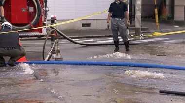 【速報】千葉市中央区で道路の割れ目から水が噴き出す　水道管破裂の可能性　京成電鉄新千葉駅から約100メートルの場所