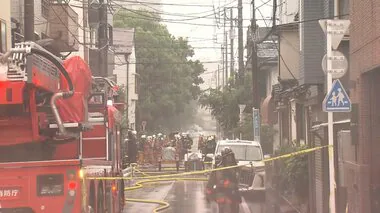 2階建ての住宅から火が出て隣にも延焼…火元の住人とみられる70代くらいの女性が死亡　東京・江東区