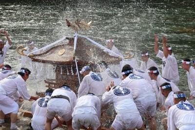 「わっしょい、わっしょい」　迫力の神輿洗いに拍手　秩父川瀬祭大祭