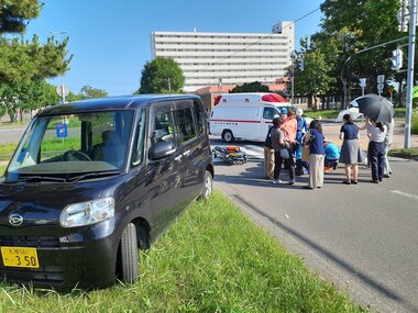 【速報】横断歩道のそば歩いてわたる20代女性が軽乗用車にはねられる…「頭と鼻から出血 病院へ搬送」 現場は中央分離帯で分けられた片側2車線で信号機あり 北海道苫小牧市