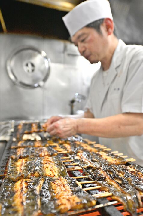 秘伝のたれに3回付けて蒸し焼き…　きょう7月24日は土用丑の日、おいしく食べて夏バテ防止　那覇市