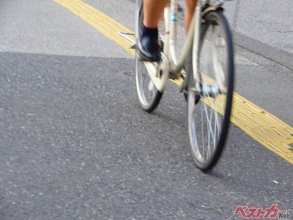 危ないって！ あの…自転車もいよいよ免許制にするしかなくないか？　せめて講習受けてくれないか？？