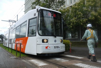 熊本市電が脱線　電停付近で、乗客乗員4人にけがなし