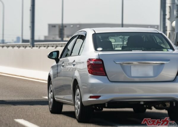 高速道路の追い越し車線に居座り続ける迷惑車　なぜ追いつかれても先を譲らない不思議