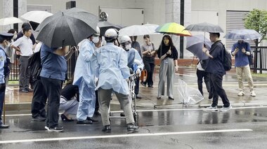 【現場には折れた傘…】北海道議会前で男性はねられ『救急搬送』　頭打ち乗用車のガラスにはヒビも「一方通行の道を横断中」に　札幌市中央区